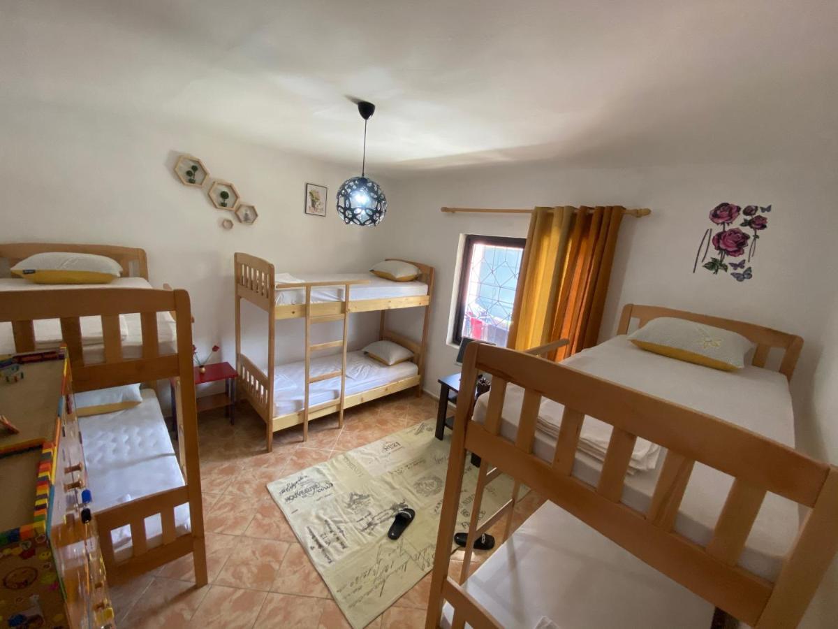 The Hood - Shkodra Backpackers Hostel Esterno foto